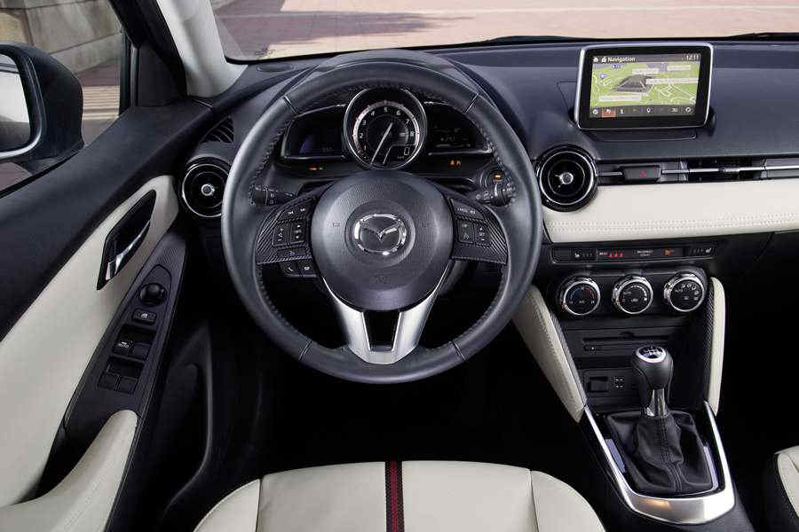 Mazda2_2015_interior_12