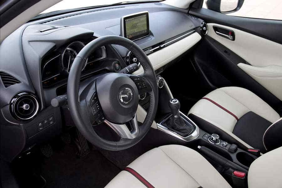 Mazda2_2015_interior_13