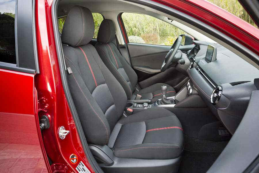 Mazda2_2015_interior_17