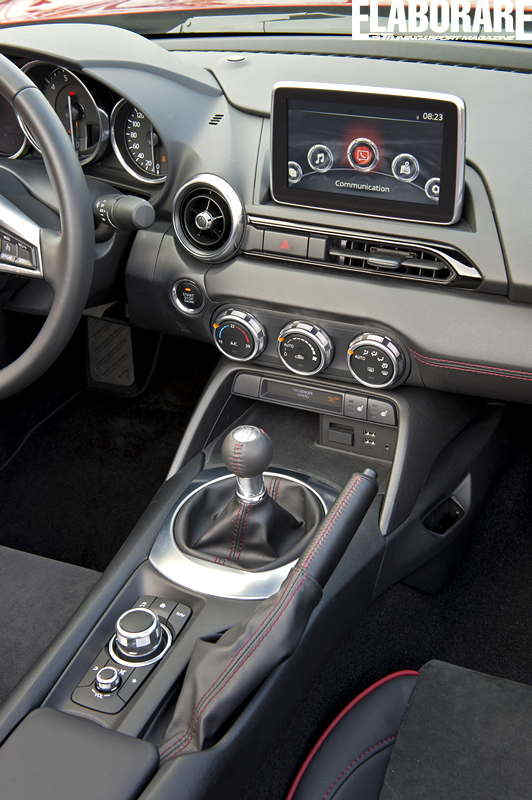 Mazda-MX-5-2015 display di bordo toach screen consolle