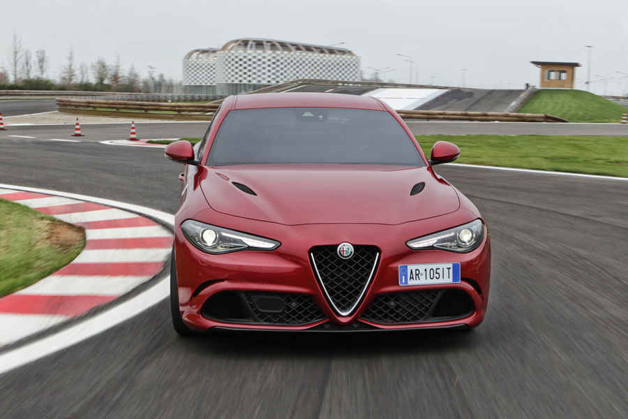 Alfa-Romeo-Giulia-Quadrifoglio-40