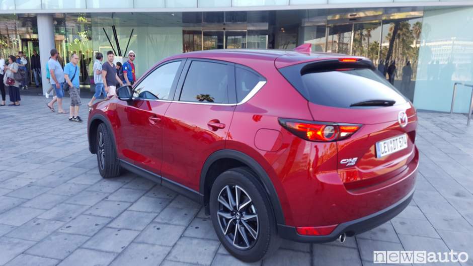 Mazda Cx-5 prova primo contatto colore rosso vista posteriore