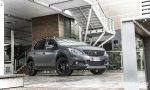 Peugeot 2008 Black Matt vista di profilo