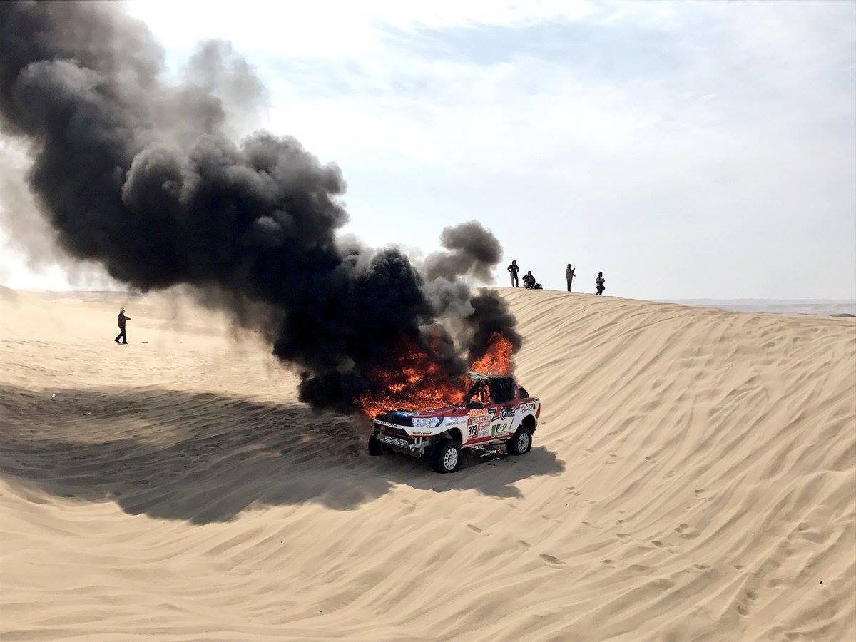 Incendio Dakar 2018 Toyota-Hilux Alicia Reina 373