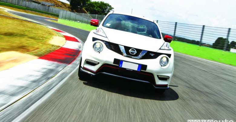 Nissan Juke Nismo RS vista anteriore in pista