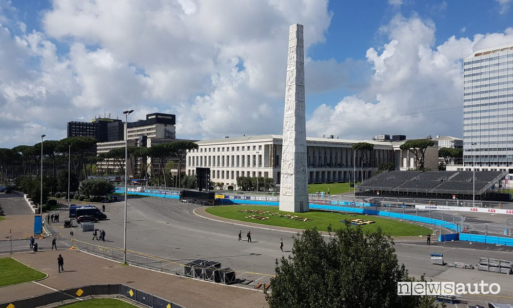 Allestimento Circuito EUR Roma della prima edizione nella piazza dell'Obelisco sulla via Cristoforo Colombo