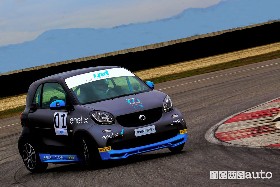 Smart elettrica da corsa EQ fortwo e-cup
