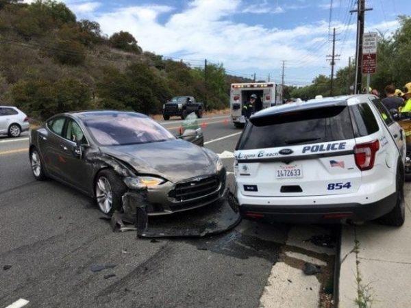Incidente Tesla guida autonoma contro auto della Polizia