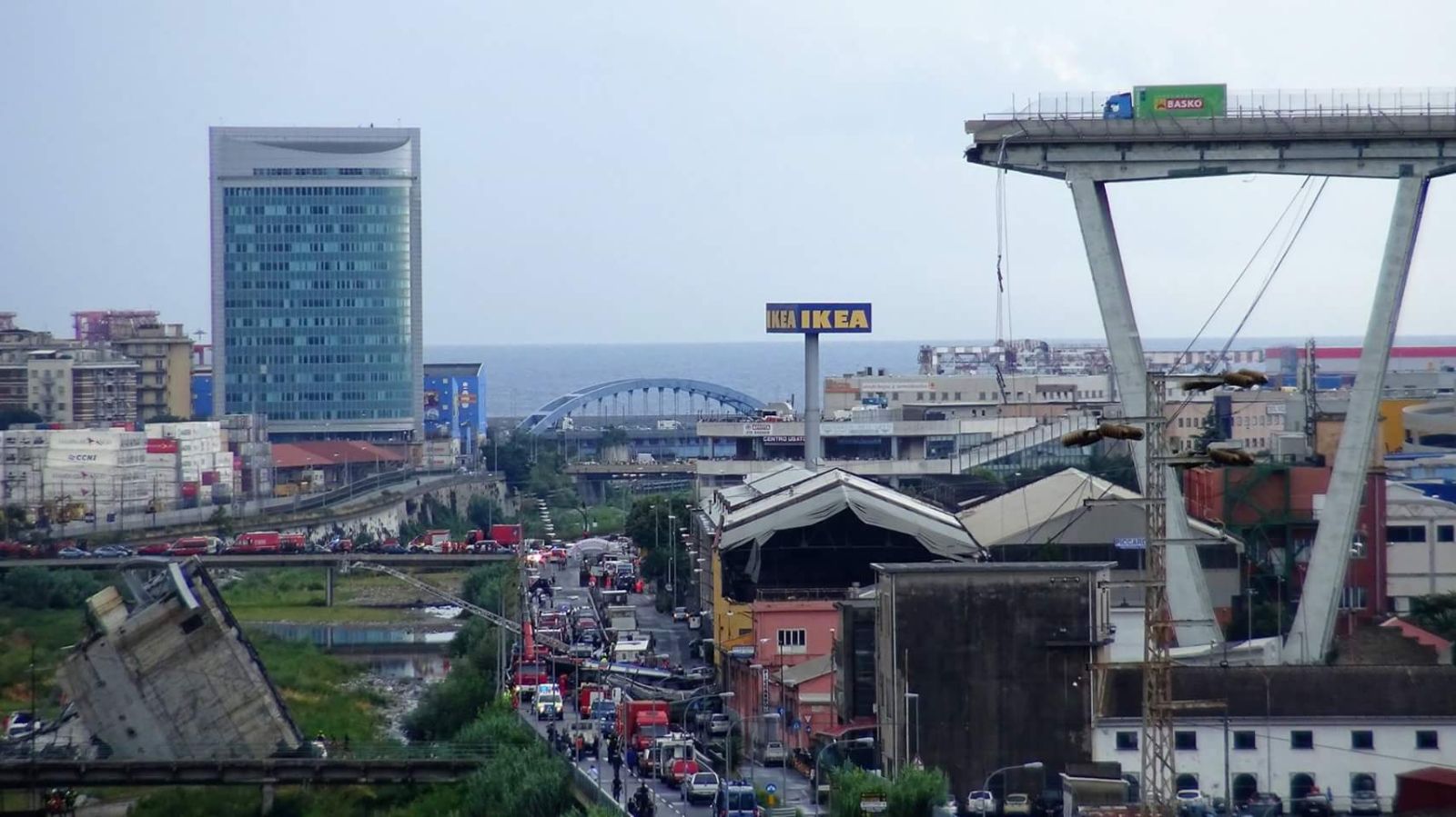 Ponte Morandi Crollato, Viadotto Morandi di Genova, la foto del camion rimasto sul ponte