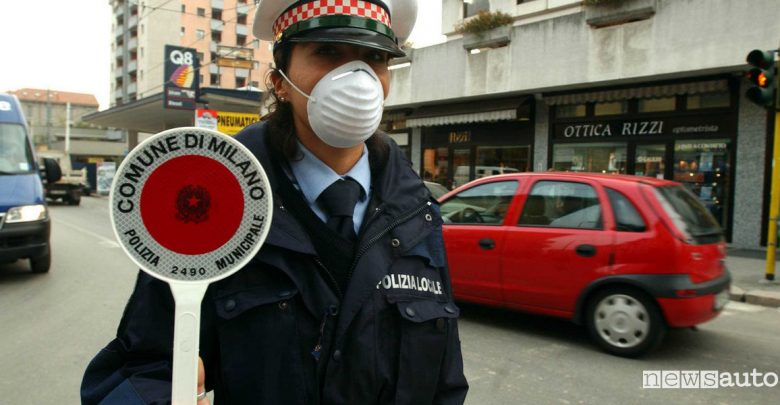 Milano Area B, ecco i divieti in vigore da gennaio 2019 vigile-urbano-smog-milano particolato valori PM10