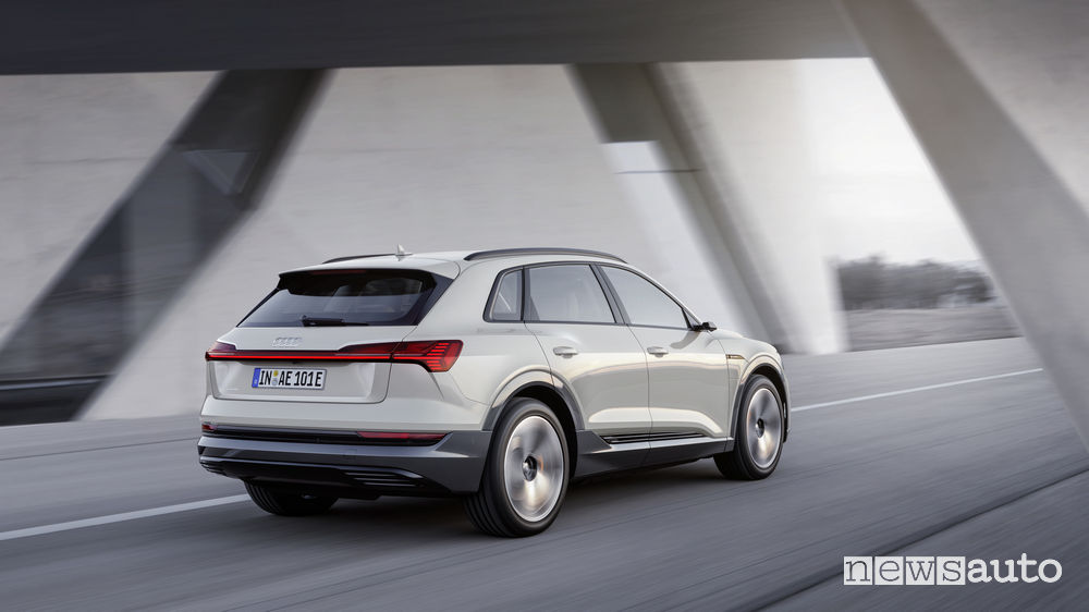 Audi e-tron beige, vista posteriore