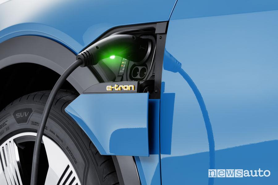 Audi e-tron blue, ricarica