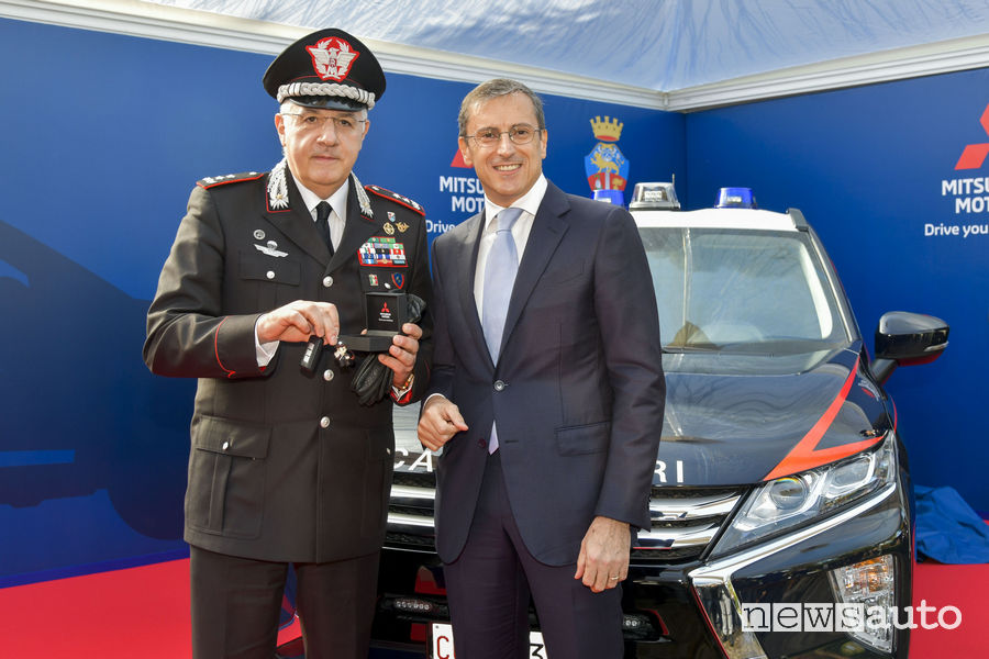 Luca Ronconi (Mitsubishi Italia) consegna le chiavi dell'Eclipse Cross al Comandante dei Carabinieri Giovanni Nistri