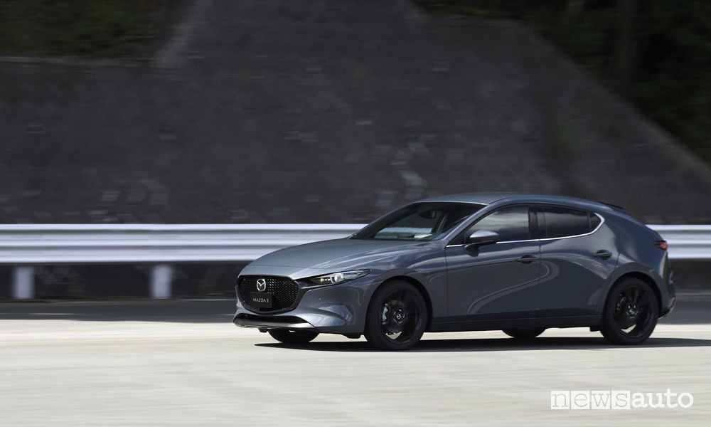 Nuova_Mazda3 hatchback, vista laterale