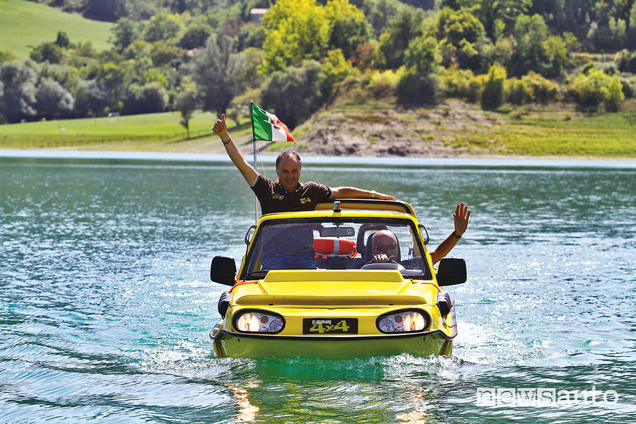 Suzuki Jimny Dutton Surf 4x4 anfibio in navigazione nel Lago del Turano (RI)