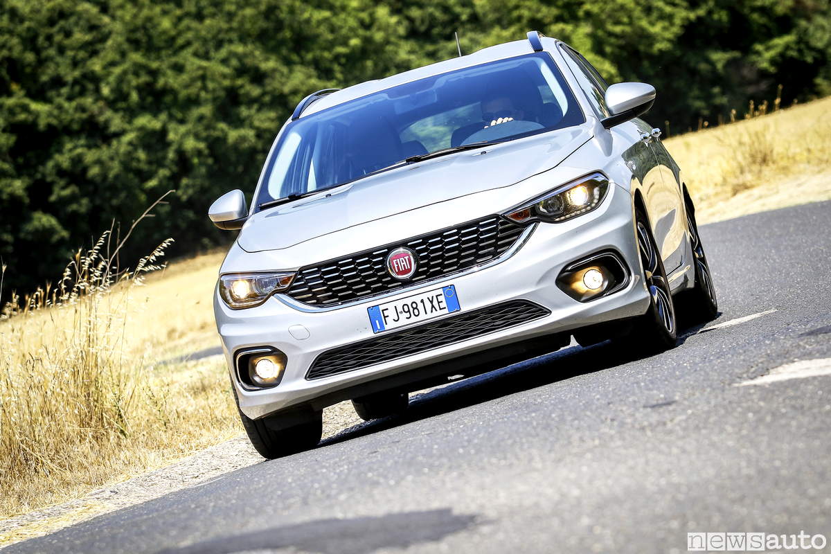 Fiat Tipo station wagon frontale in curva