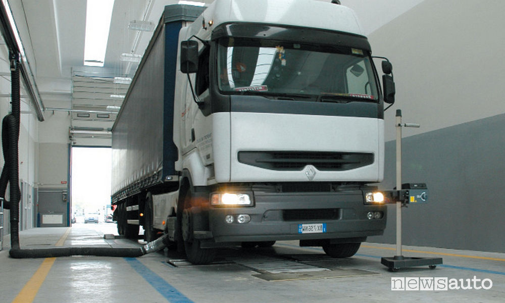 Revisione autocarro presso una officina privata