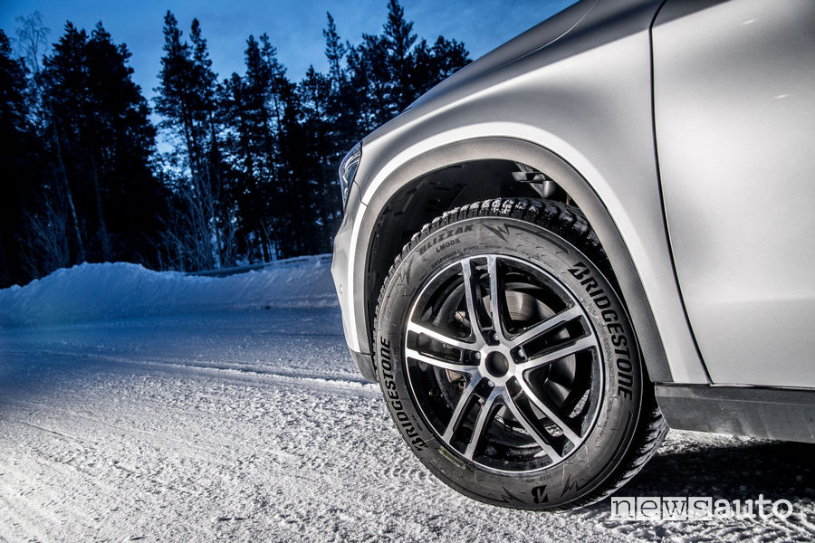 Mercedes GLA, test pneumatici invernali Bridgestone Blizzak LM005