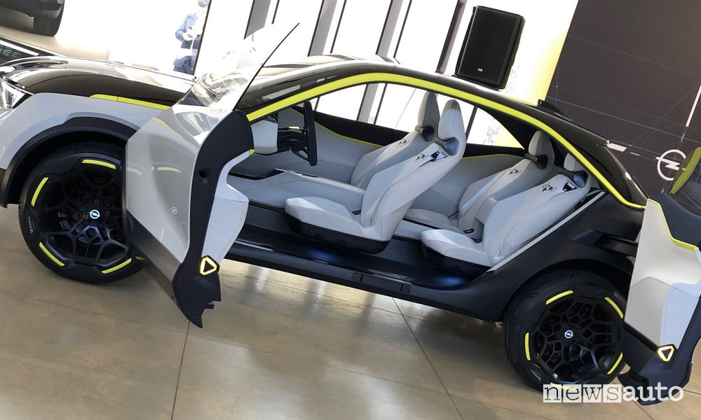 Opel concept GT X Experimental 2019, vista laterale con le portiere aperte