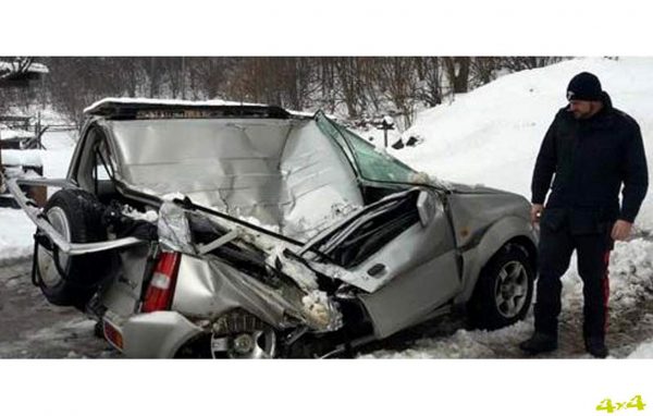 Auto schiacciata Suzuki Jimny dal masso caduto