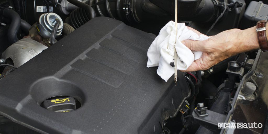 Manutenzione auto fai da te controllo olio