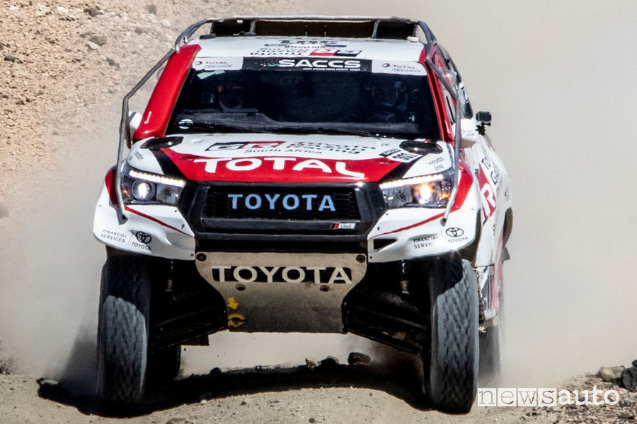 Alonso test con la Toyota Hilux Dakar nel deserto di Kalahari