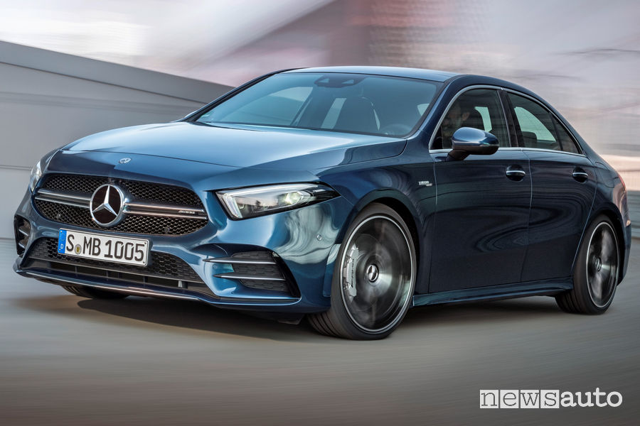 Mercedes-AMG A 35 4MATIC Sedan vista di profilo