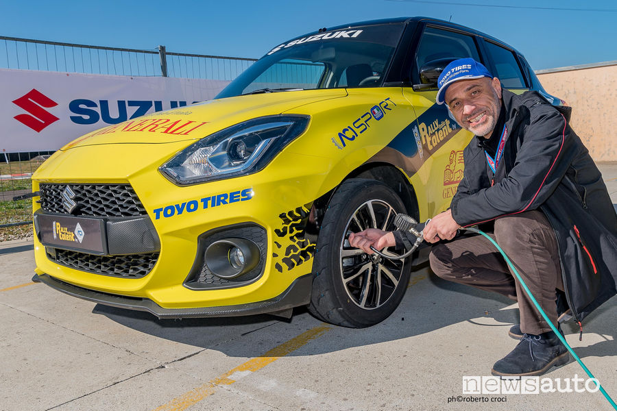 L’ing. Massimo Nalli Presidente Suzuki Italia controlla la pressione delle Suzuki Swift