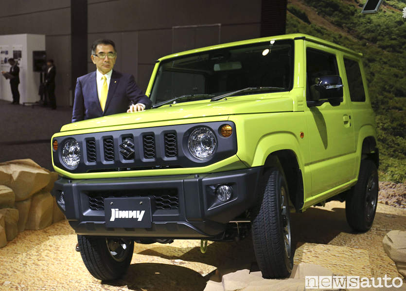 Toshihiro Suzuki – Presidente di Suzuki Motor Corporation 
con il nuovo Suzuki Jimny premiato World Urban Car  