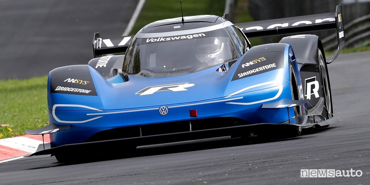 record per auto elettriche al Nurburgring Volkswagen ID. R