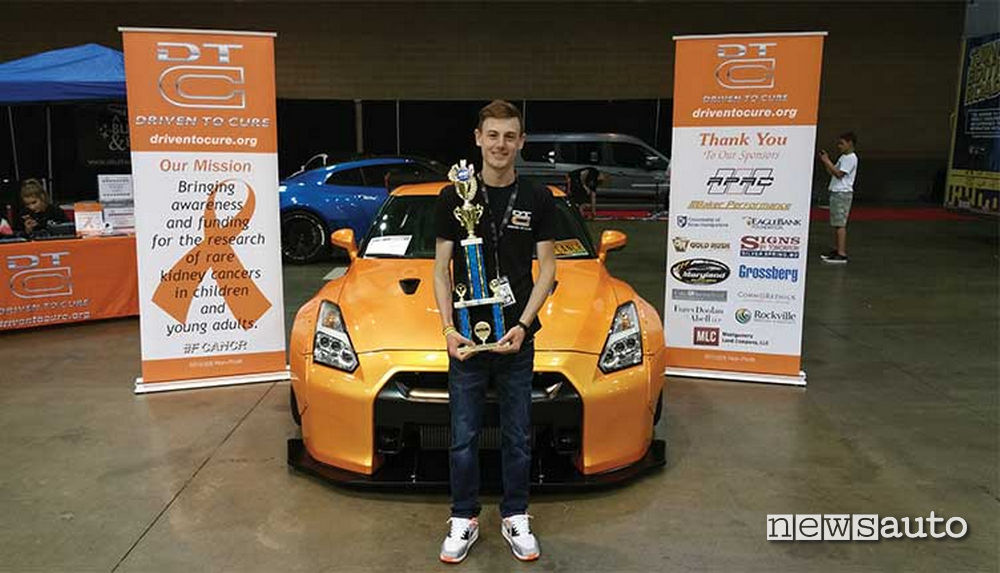 Andrew e la sua Nissan GTR  con trofei e raccolta fondi DT Driven to cure 