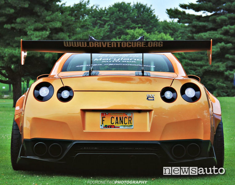 Targa personalizzata sulla Nissan GTR utilizzata per raccogliere fondi contro la malattia del cancro