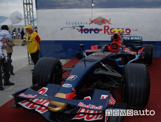 F1 Toro Rosso STR3 expò al Motorshow 2Mari