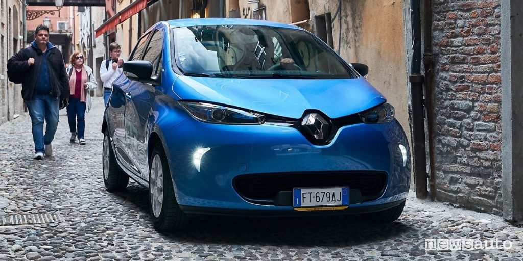 Noleggio auto elettriche Renault Zoe Ferrara