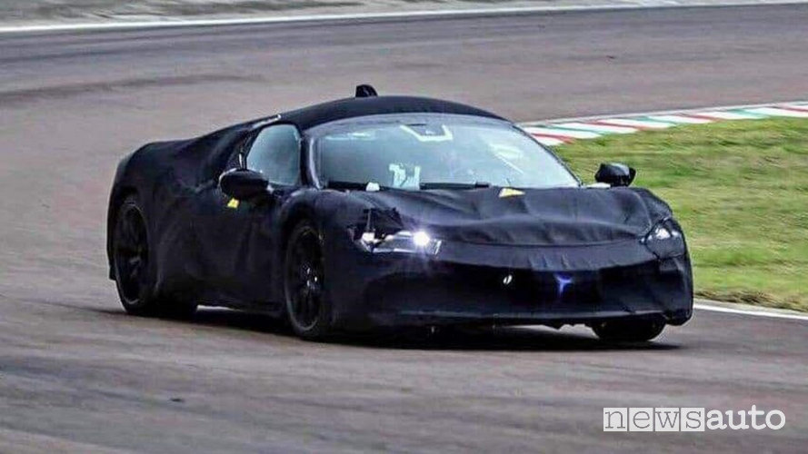 Ferrari ibrida circuito di Fiorano camuffata. Foto spia