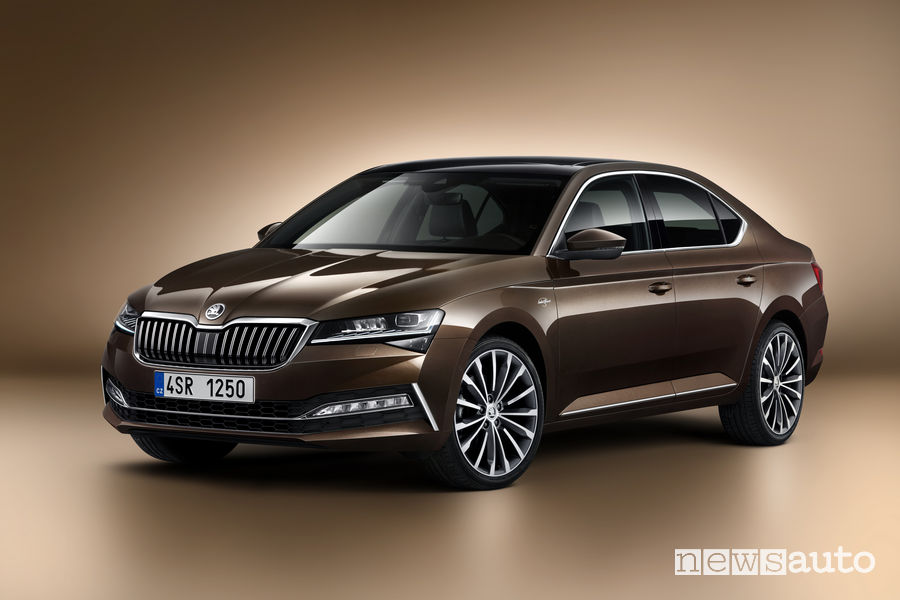 Skoda Superb vista di profilo
