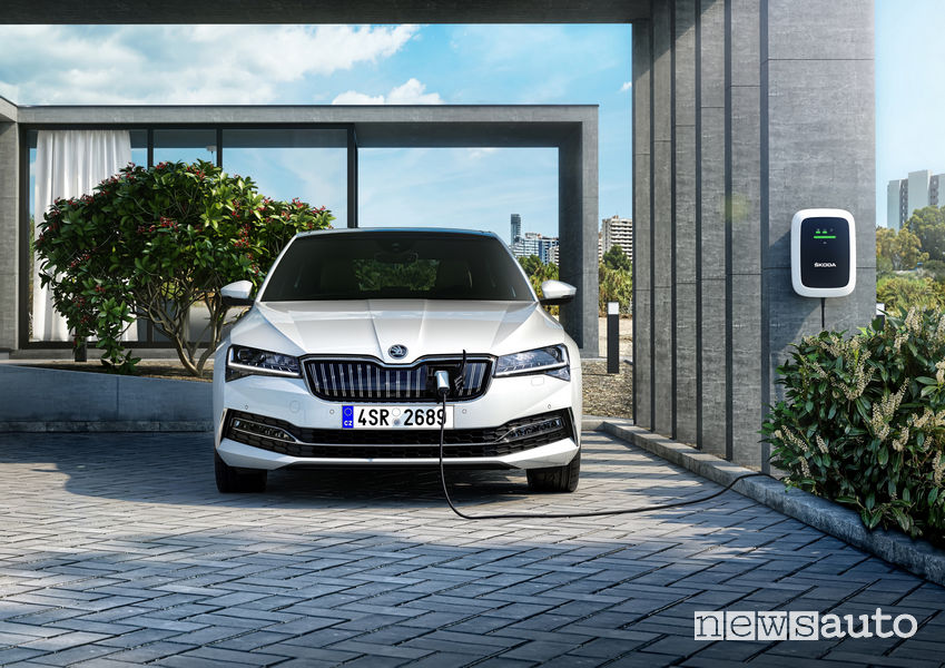 Skoda Superb iV ibrida plug-in ricarica