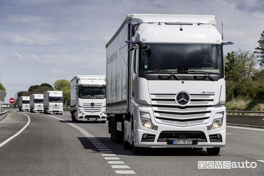 Truck Mercedes-Benz Actros in movimento