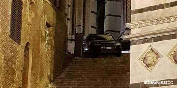 Auto sulla scalinata del Duomo di Siena per colpa del navigatore