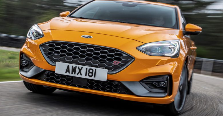 Ford Focus ST 2019 Orange vista frontale in movimento