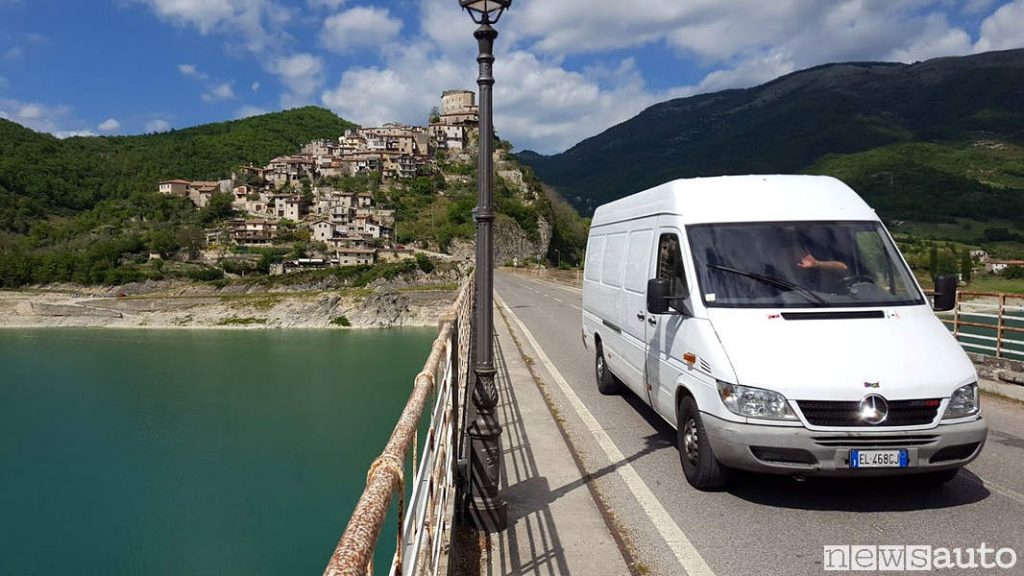 Castel di Tora con il il Mercedes Sprinter seconda serie sulla strada Turanense, ponte che attraversa il lago turano