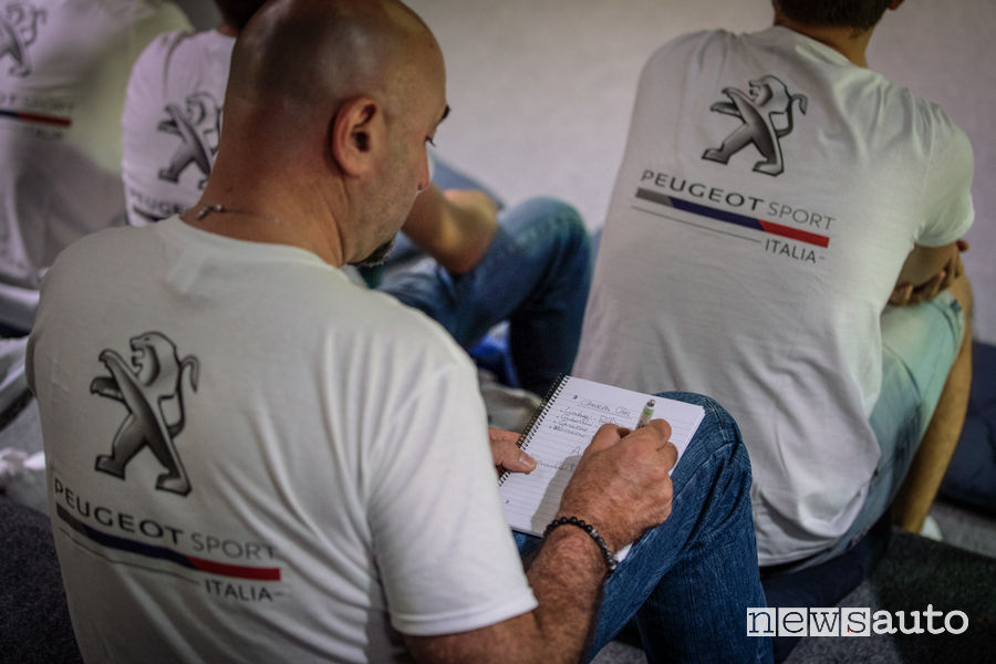 "Alunni" che prendono appunti nelle lezioni del "professore" Andreucci al corso di rally Peugeot al Ciocco