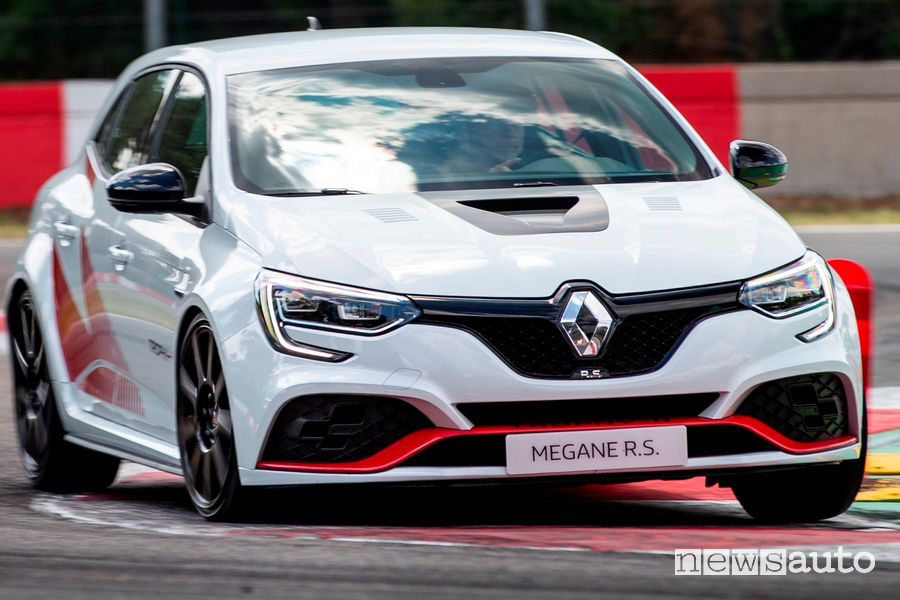 Renault Megane RS Trophy-R cerchi in carbonio vista di profilo in pista