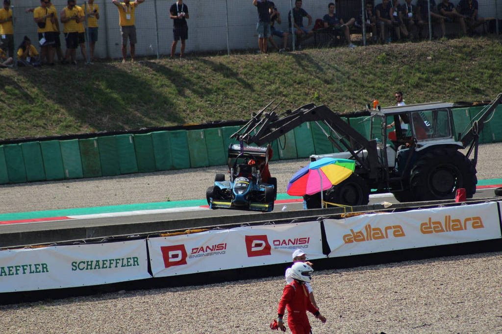 Un trattore recupera la monoposto in gara alla Formula Sae di Varano 2019