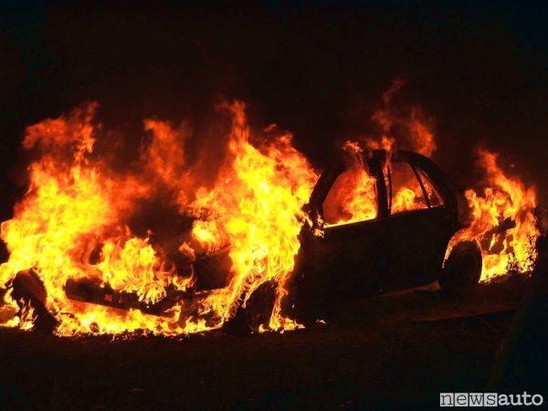 L'auto prende fuoco con fiamme anche quando è parcheggiata