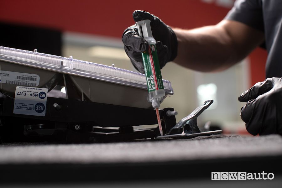 Colla per la riparazione dei veicoli Loctite HY 4070