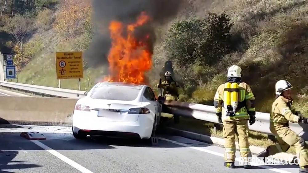 auto in fiamme tesla