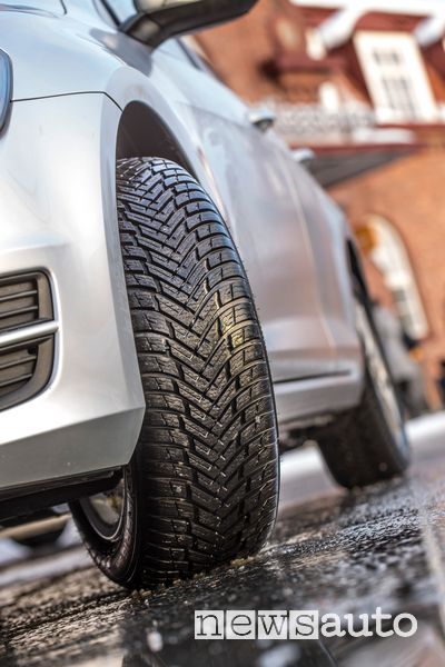 Battistrada pneumatico 4 stagioni Nokian Weatherproof