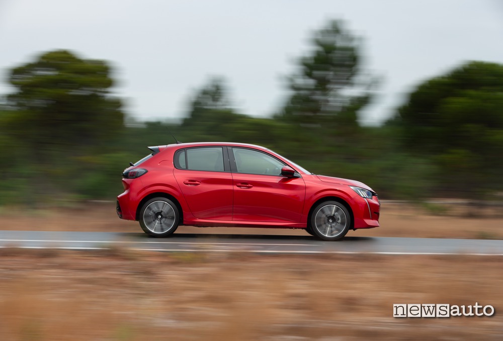 Vista laterale Peugeot 208 2019 Allure