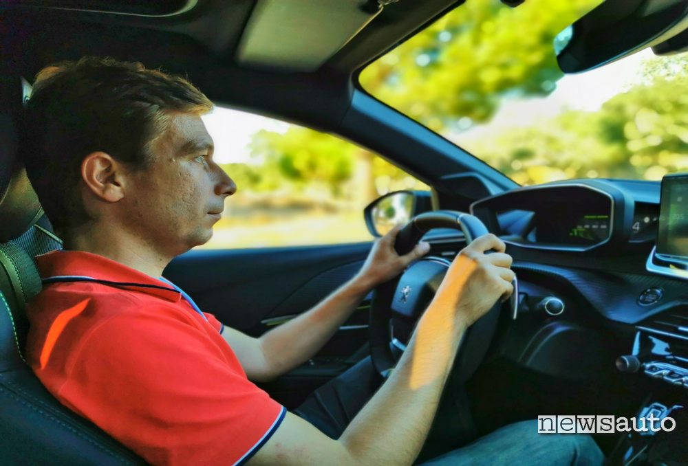 Marco Paternostro al posto di guida della Peugeot 208 2019 durante la prova su strada